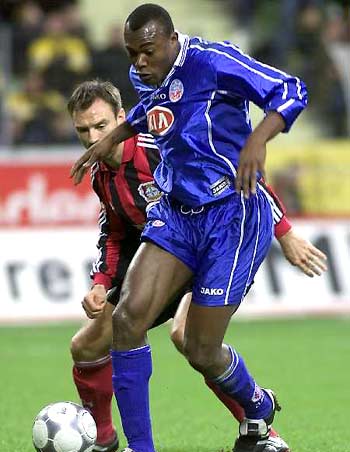 另一个则追 另一个则追